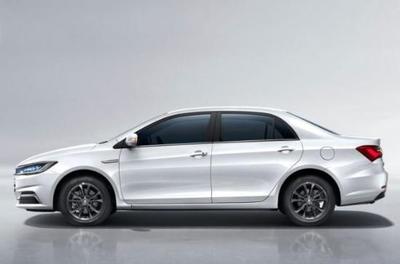 全新比亞迪秦燃油版震撼來襲，美學革新能否讓老對手帝豪陷入沉思？